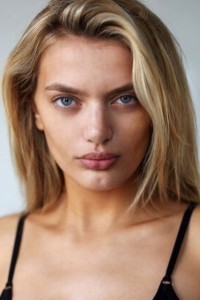 Bregje Heinen as Female Guest (Nathalie) in Babylon (12/2022)