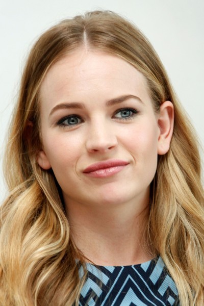 Britt Robertson profile image