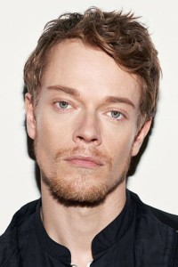 Alfie Allen as Theon Greyjoy in Season 5 (04/2015)