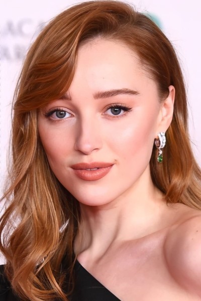 Phoebe Dynevor profile image