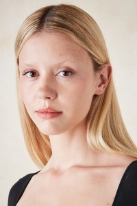 Mia Goth as Writer in Pearl (09/2022)