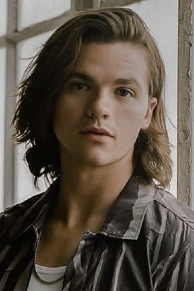 Joel Courtney profile image