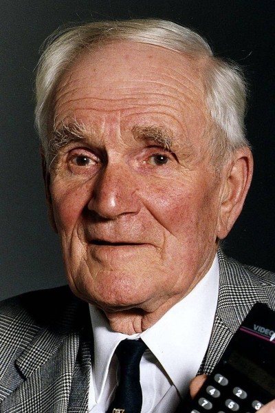 Desmond Llewelyn profile image