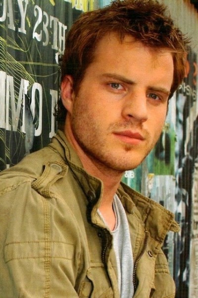 Robert Kazinsky profile image