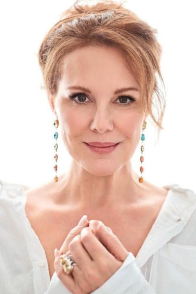 Elizabeth Perkins profile image